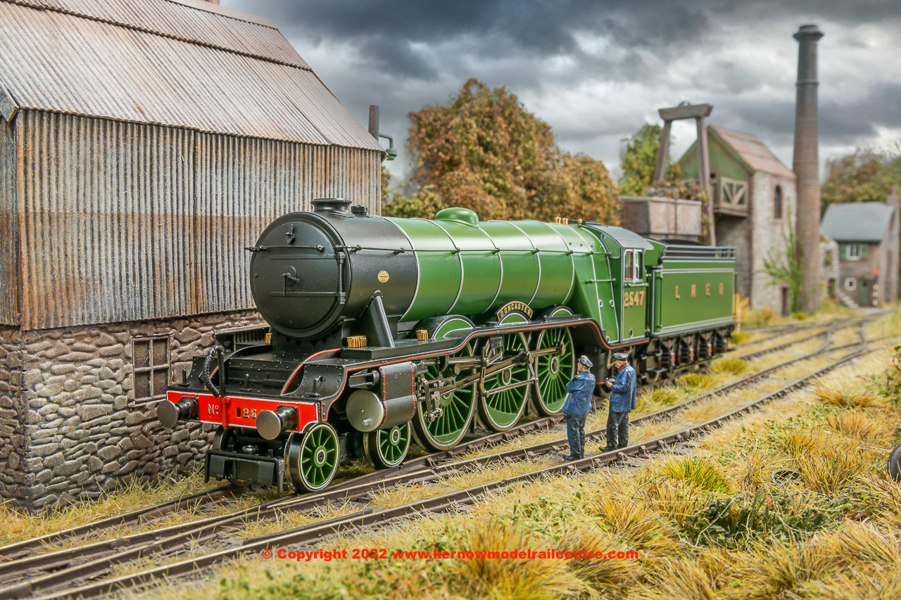 R3990 Hornby A1 4-6-2 Steam Loco number 2547 "Doncaster" in LNER Green livery with die cast footplate and flickering firebox - Era 3